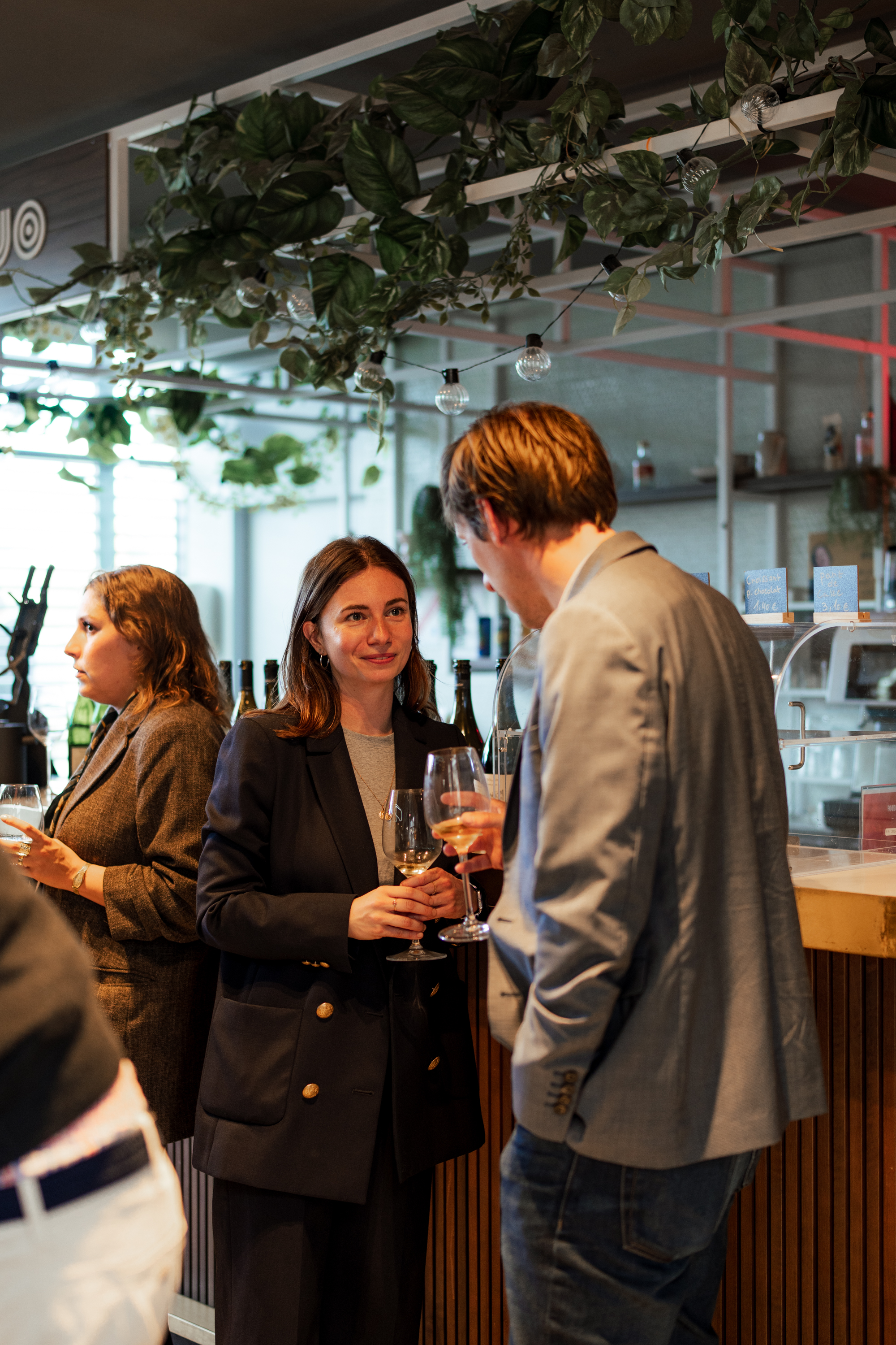 Collaborateur lors d'un cocktail d'entreprise