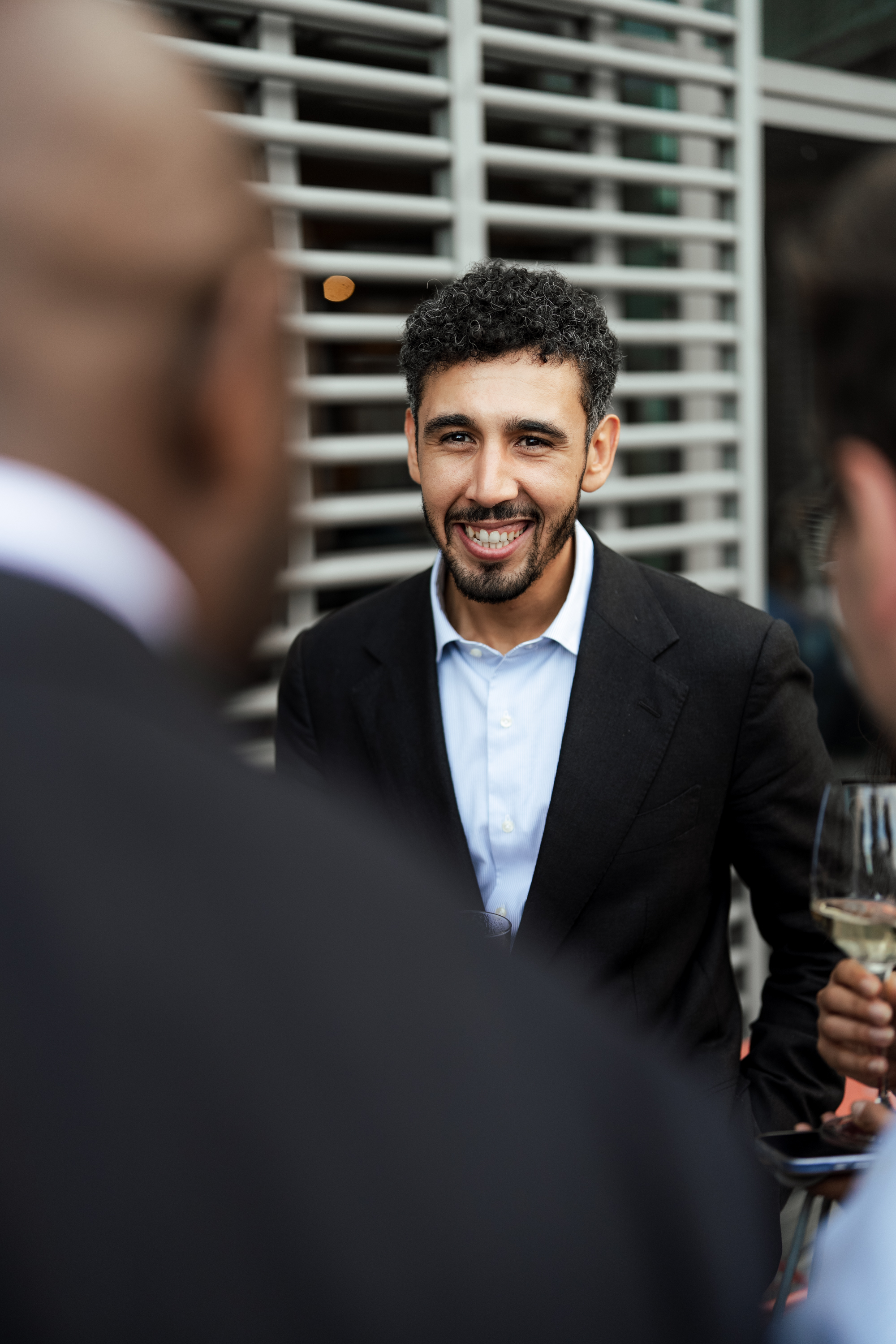 Portrait d'un invité souriant